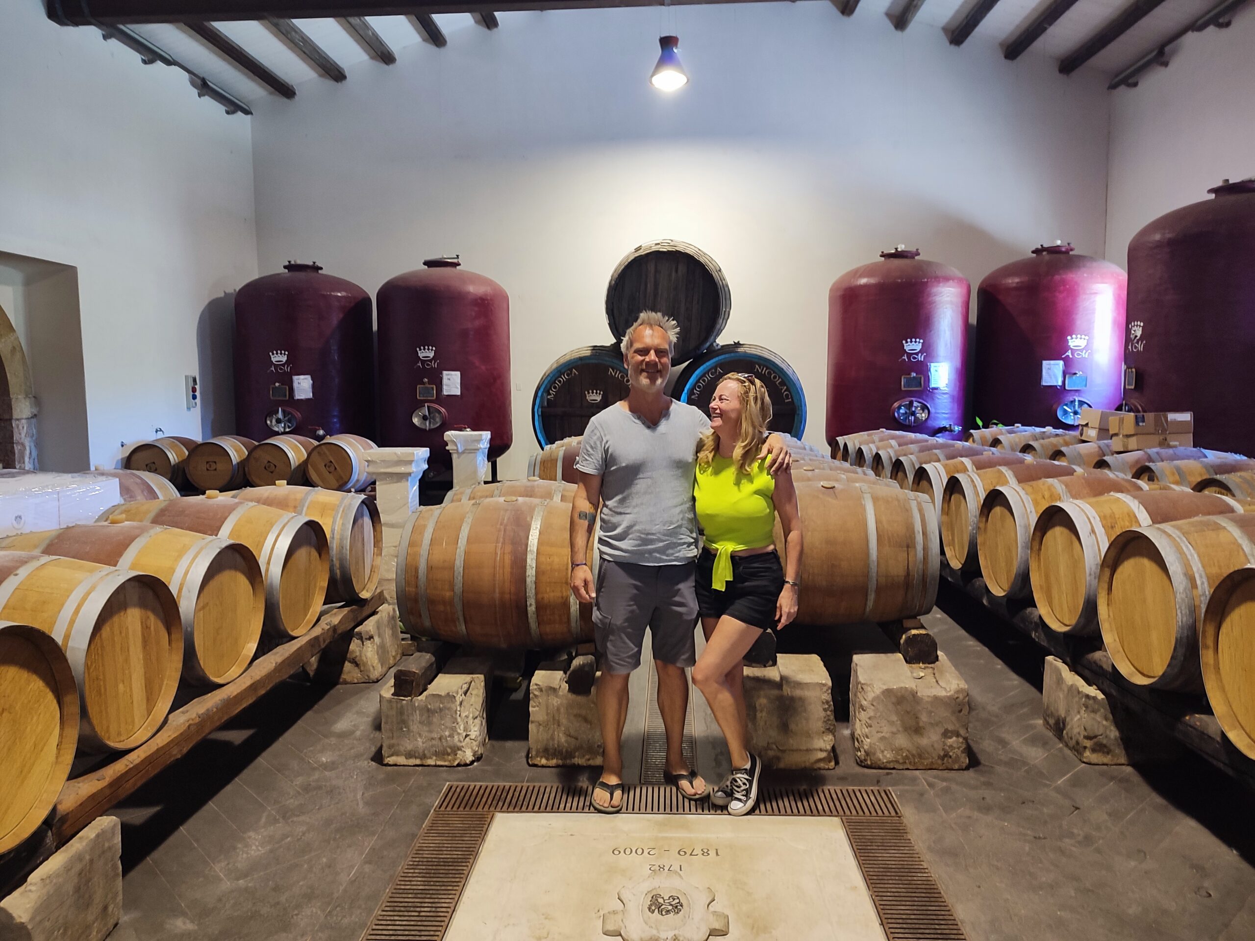 wijnkelder in Sicilie bij Felici Modica in de plaats Noto tussen de wijnvaten en wijntanks mooi wijnhuis die hun wijnen met passie maakt