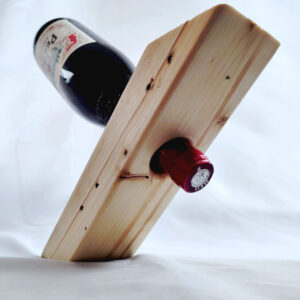 wijnhouder houten balk met een gat waarin de hals van de wijnfles gaat en zo in evenwicht blijft