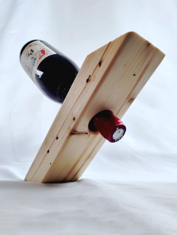 wijnhouder houten balk met een gat waarin de hals van de wijnfles gaat en zo in evenwicht blijft