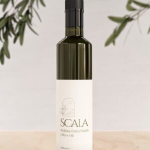 ranke donkere fles met wit etiket, Scala, heerlijke olijfolie uit de Marche